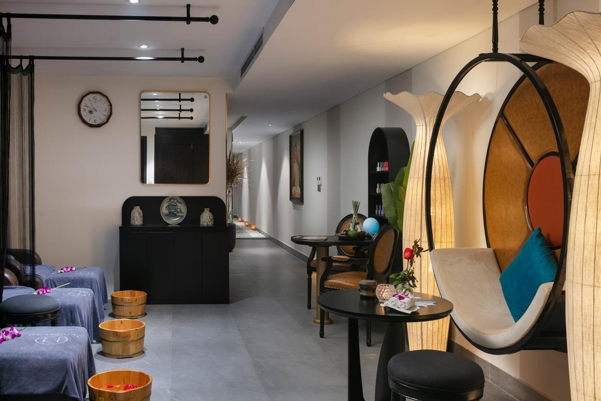 Le Premier Hotel & Rooftop Bar Hanoi Exteriör bild
