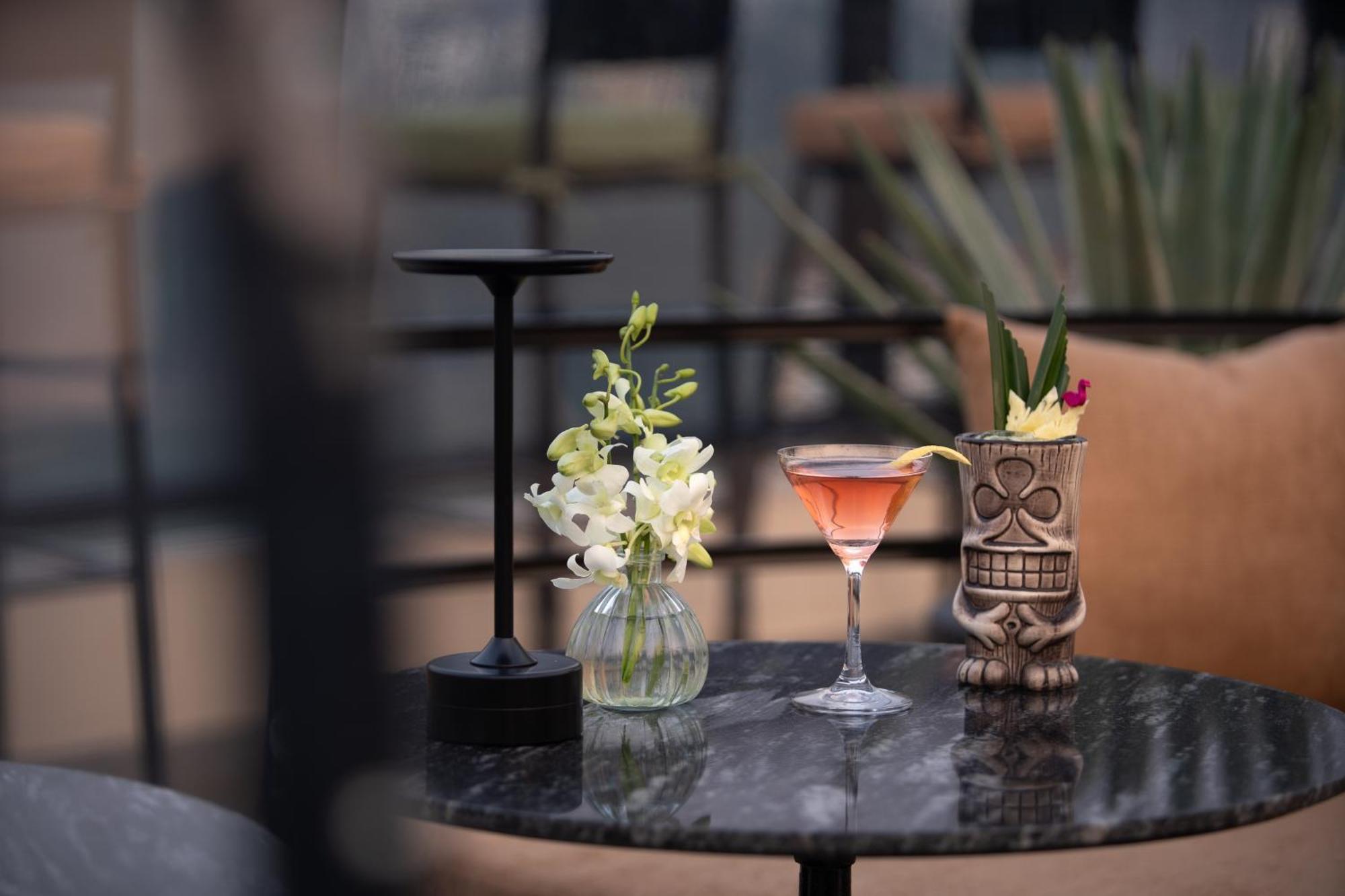 Le Premier Hotel & Rooftop Bar Hanoi Exteriör bild